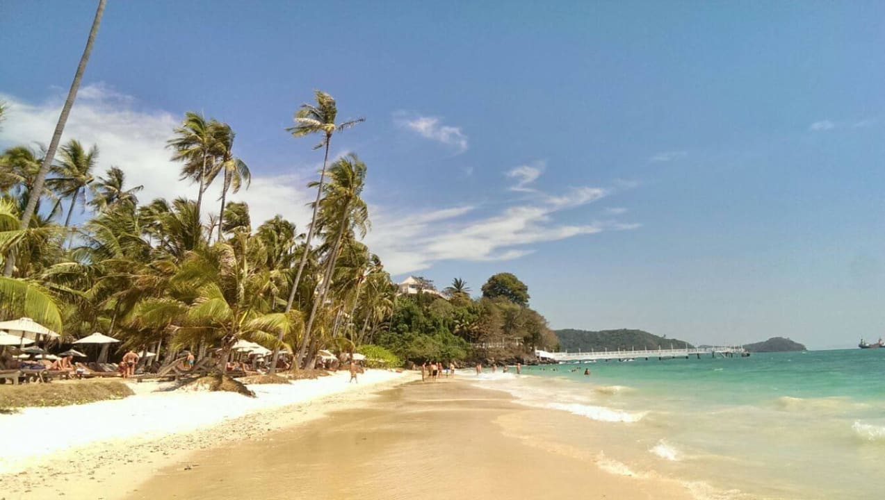 Toller Strand aber leider sehr klein Cape Panwa Hotel