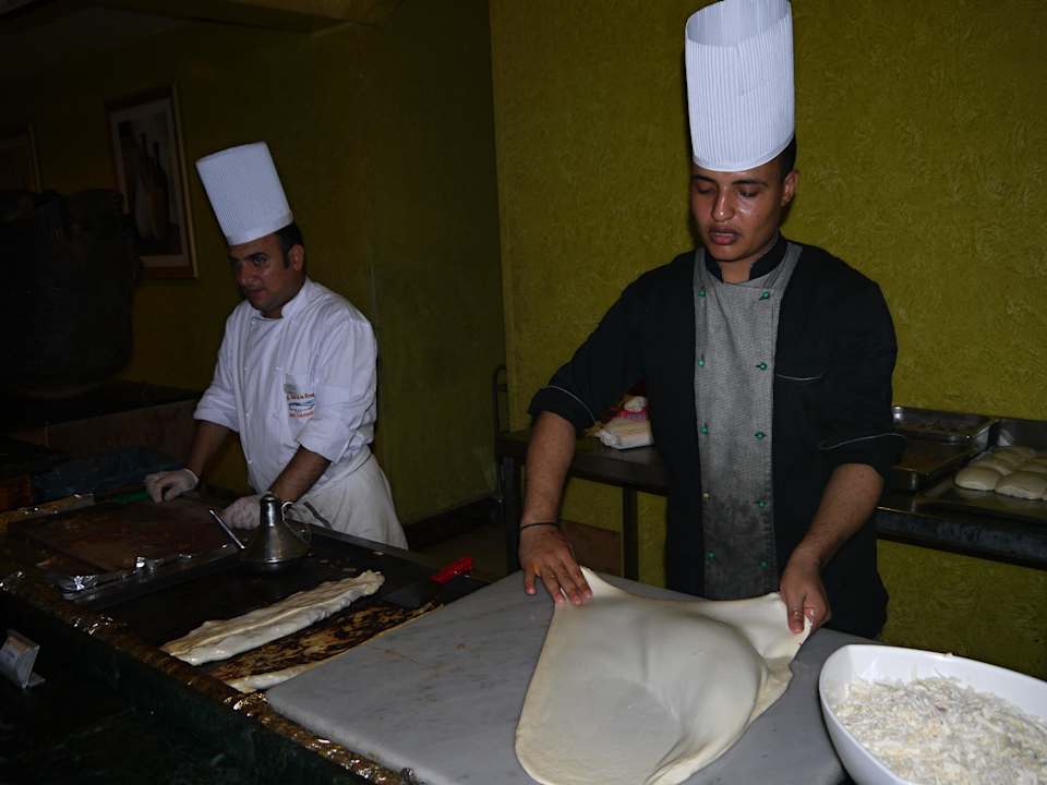 Večeře se připravuje Malikia Resort Abu Dabbab