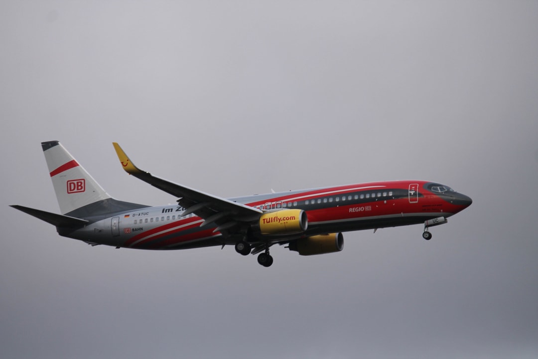 Ein fliegendes Flugzeug IC Hotels Airport