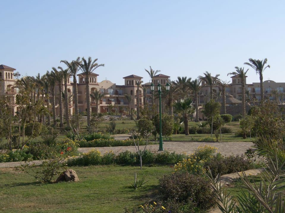 hauptgebäude Pensée Royal Garden Beach Resort