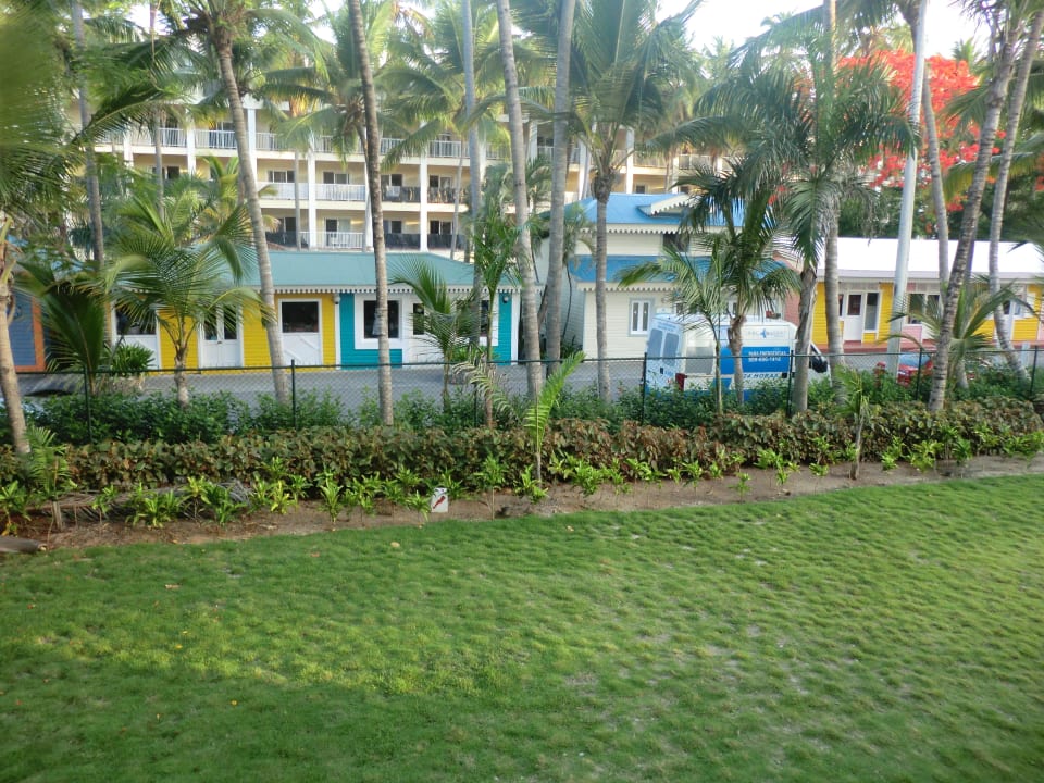 Karibische Strasse, dahinter das RPM Hotel Riu Palace Bavaro