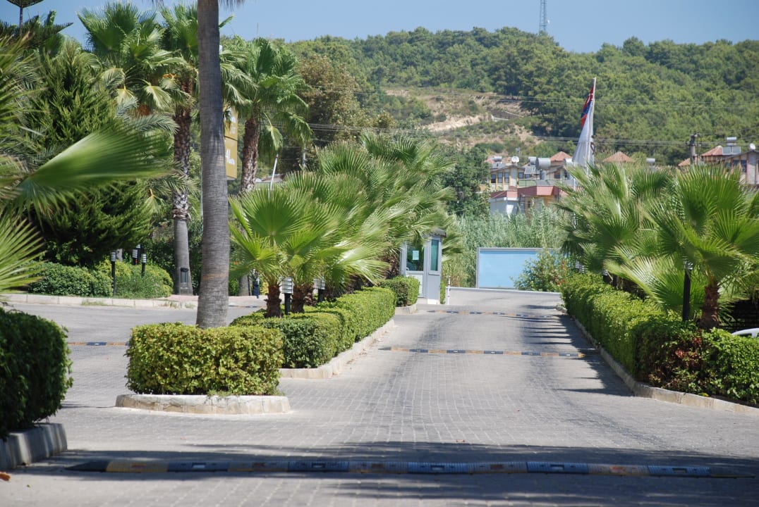 Geschlossene Auffahrt zum Hotel İncekum West Hotel