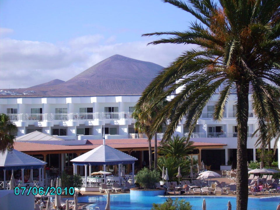 Über den Pool Blick ins Hinterland Hotel Riu Paraiso Lanzarote
