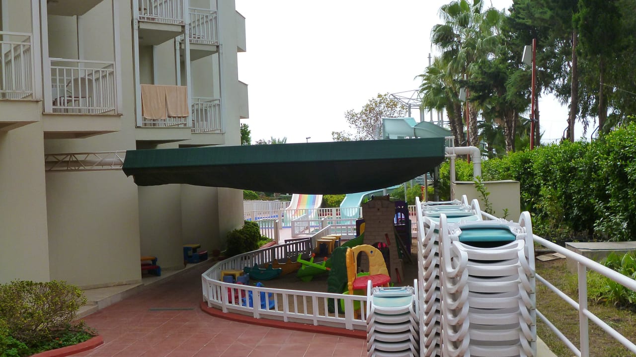 Spielplatz vor Superiorzimmer PALOMA Perissia