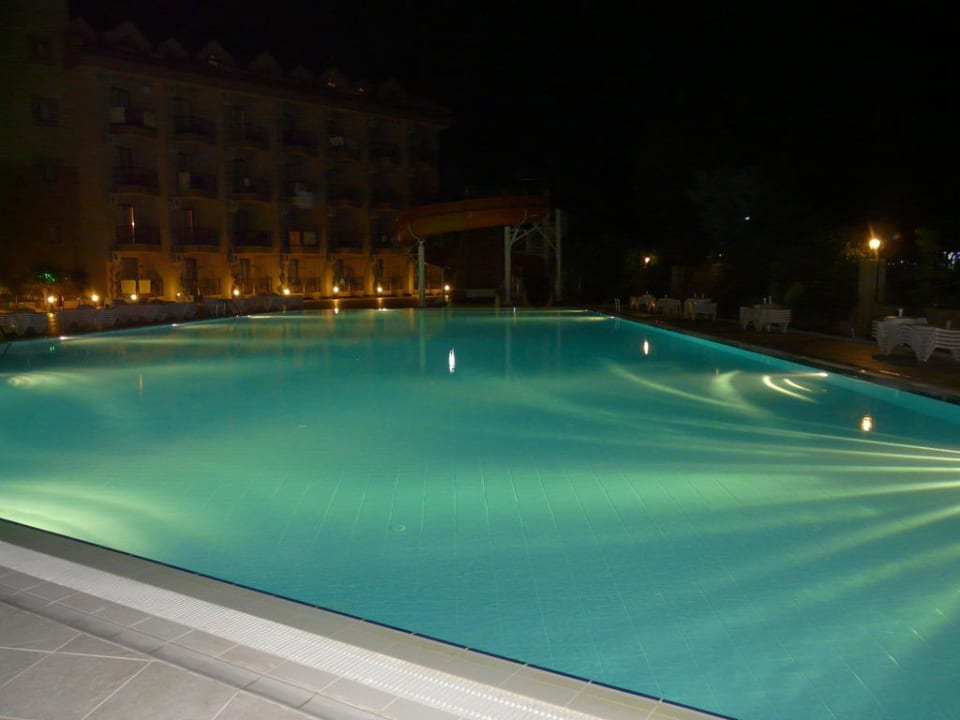 Aktivpool bei Nacht Hotel Victory Resort