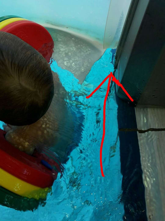 Scharfkantige Metallecken im Wasser Hotel Sonnenhügel