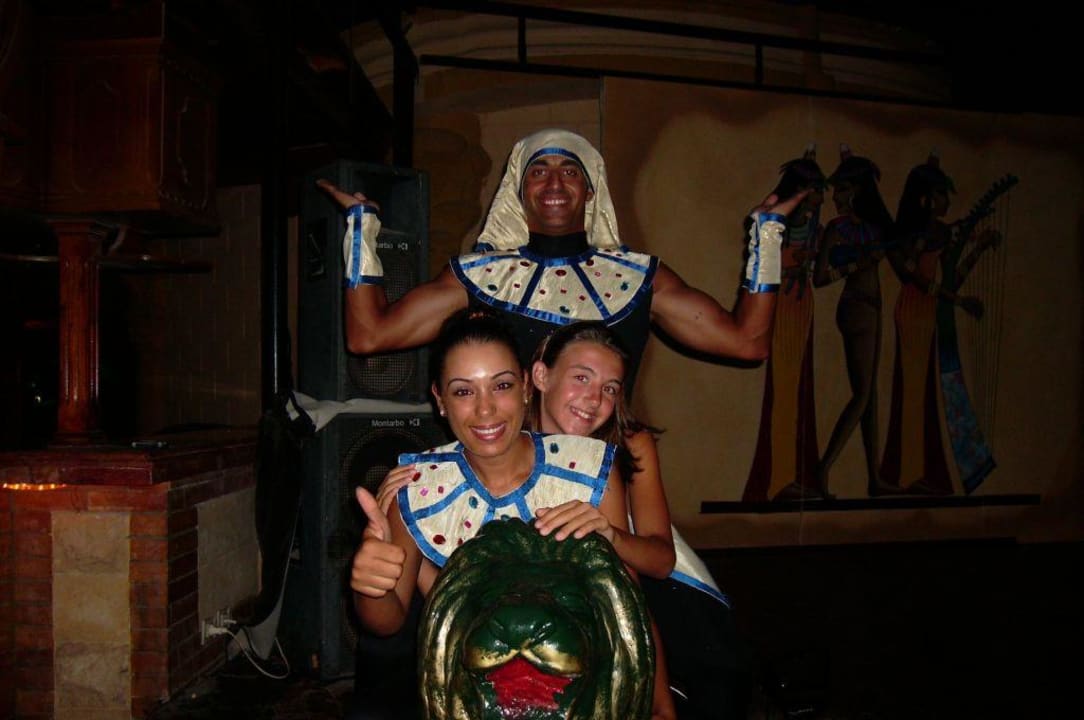 Hanan, Celina & Sasha vor einer Show Pickalbatros Dana Beach Resort - Hurghada