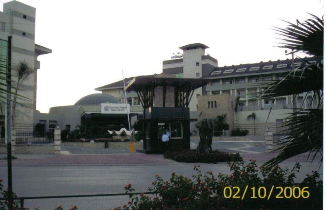 Hoteleingang von der Strasse aus Sunis Kumköy Beach Resort Hotel & Spa