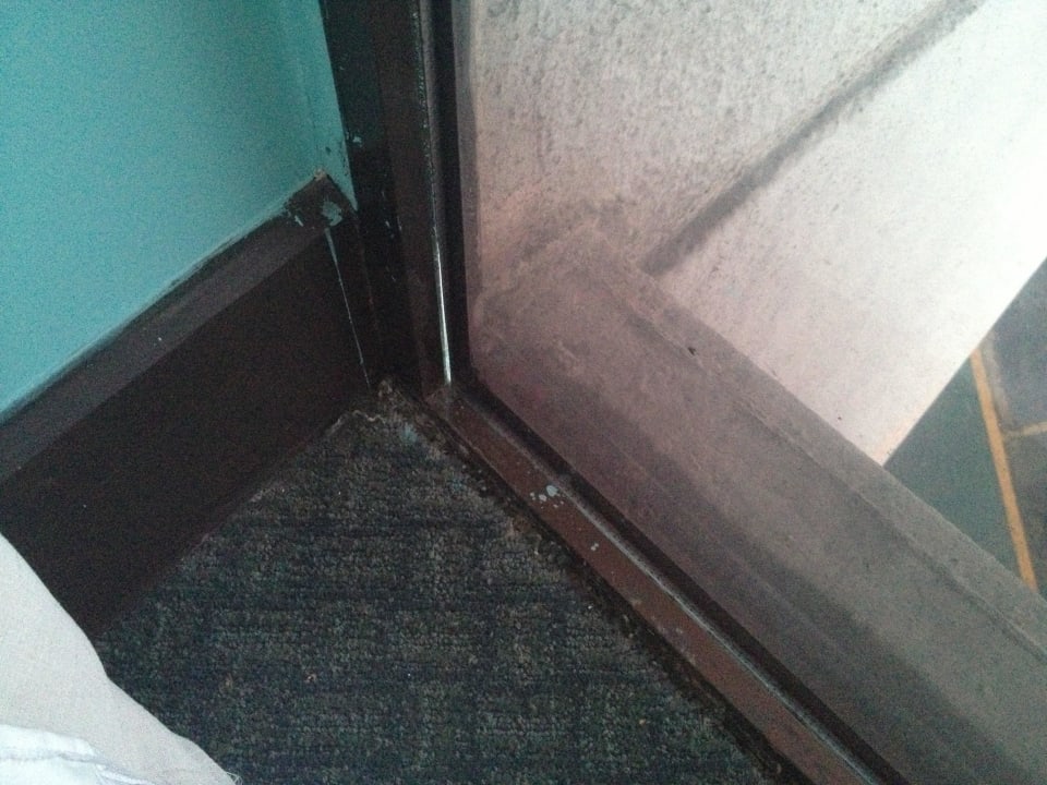 Schmutzige Fenster, Schmutz in der Ecke Barceló Hotel Santo Domingo