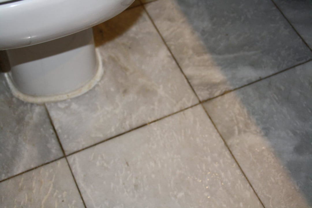 Wasser im Badezimmer Hotel Kalithea Mare Palace