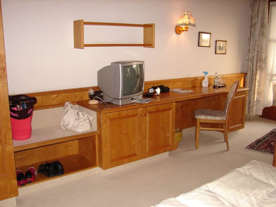 Schreibtisch mit Fernseher Sulzberger Hof