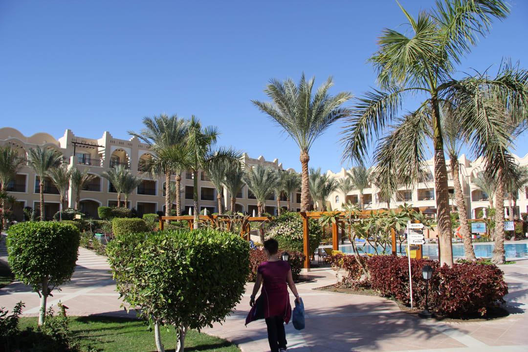 Poolanlage mit rechtem und linkem Flügel Hotel JAZ Makadi Star & Spa