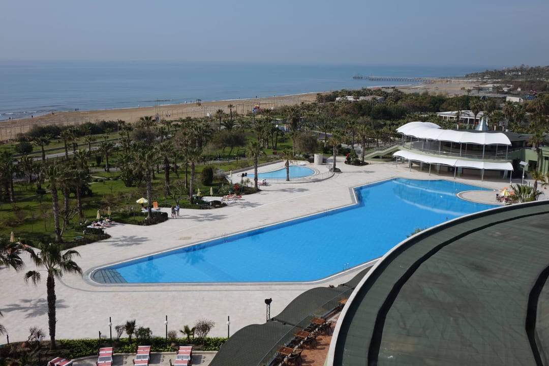 Blick auf Pool und Meer VONRESORT Golden Coast