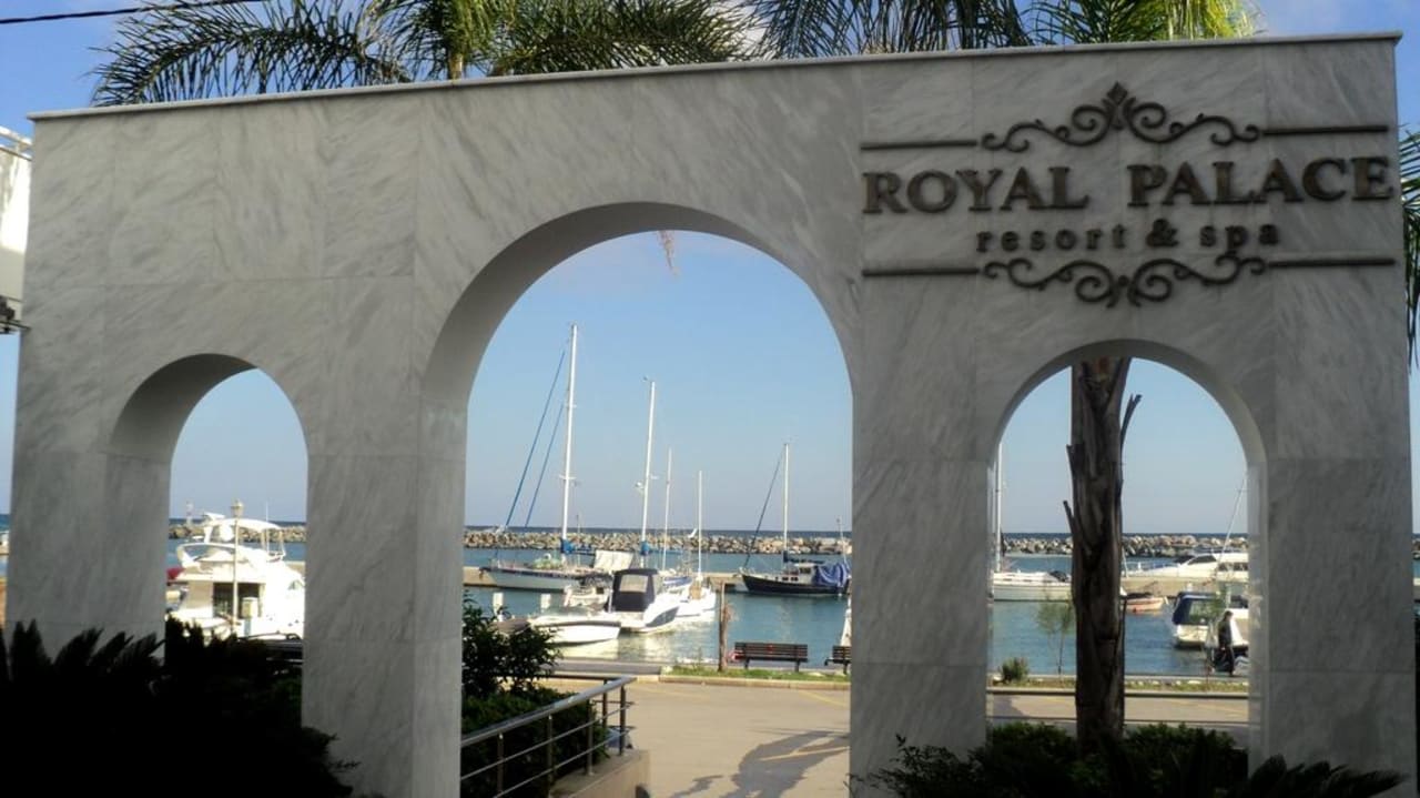 Der kleine Hafen vor dem Hotel Diverso Platamon Luxury Hotel & Spa