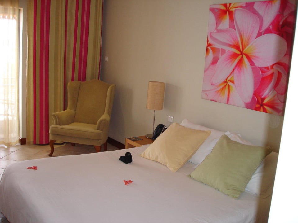 Bett und leider einziger Sessel Mauricia Beachcomber Resort & Spa