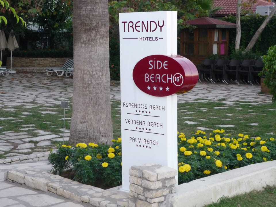 Eingang Promenade Trendy Side Beach Hotel - Adults only