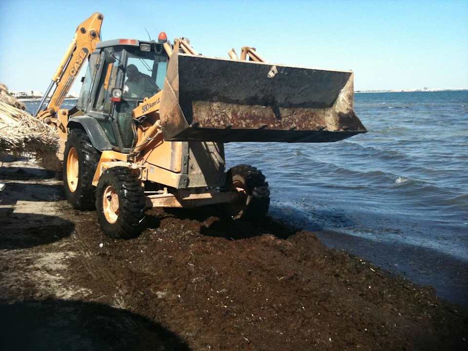 Bagger statt "baggern"  am Strand Hotel Rosa Beach