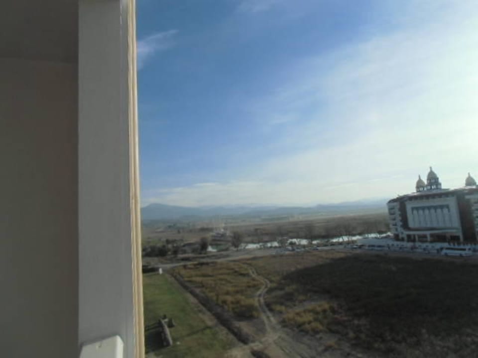 Unfertiges Gelände neben dem Hotel. J'adore Deluxe Hotel & Spa