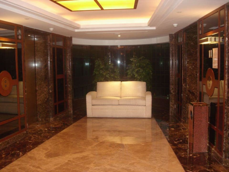 Fahrstuhllounge New World Millennium Hong Kong Hotel