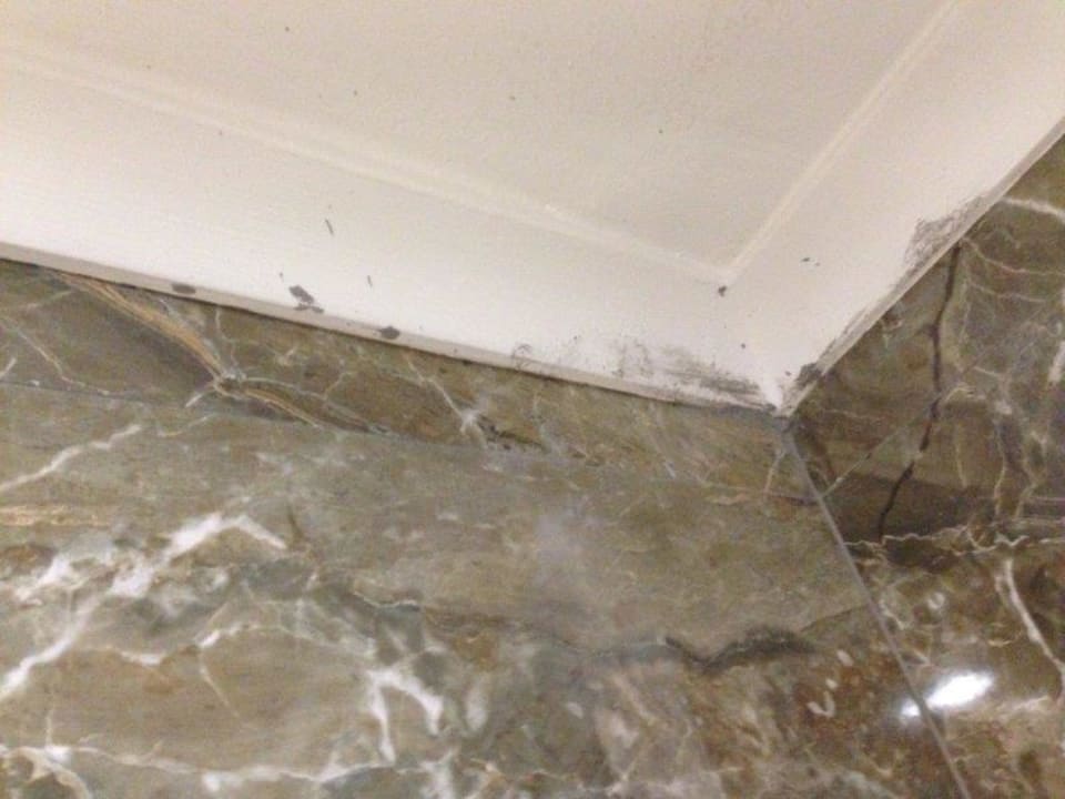 Verschmutzte Fliesen Port Nature Luxury Resort & Spa