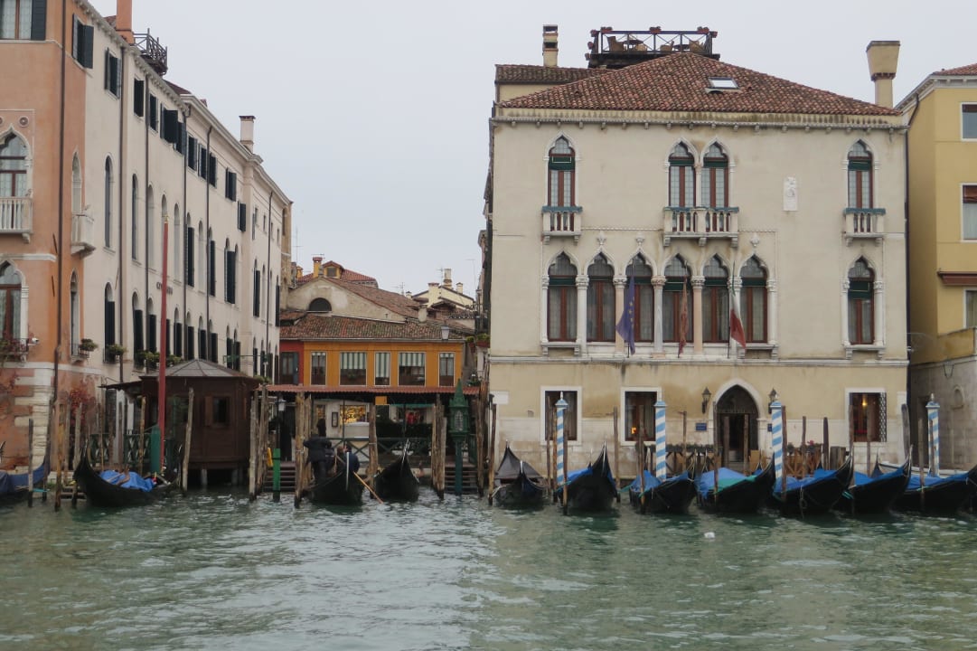 Вид на отель (бежевое здание) из трагетто Hotel Foscari Palace