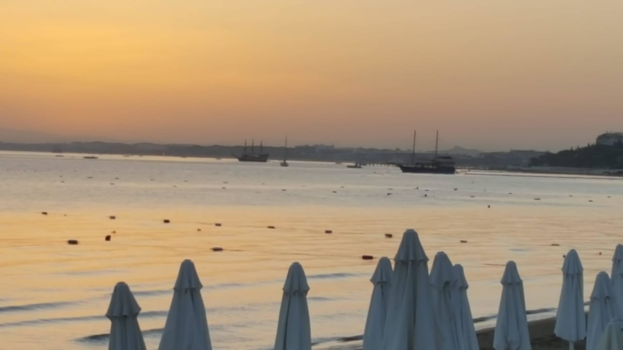 Meer bei Sonnenuntergang und leichten Wolken Side Bay Hotel