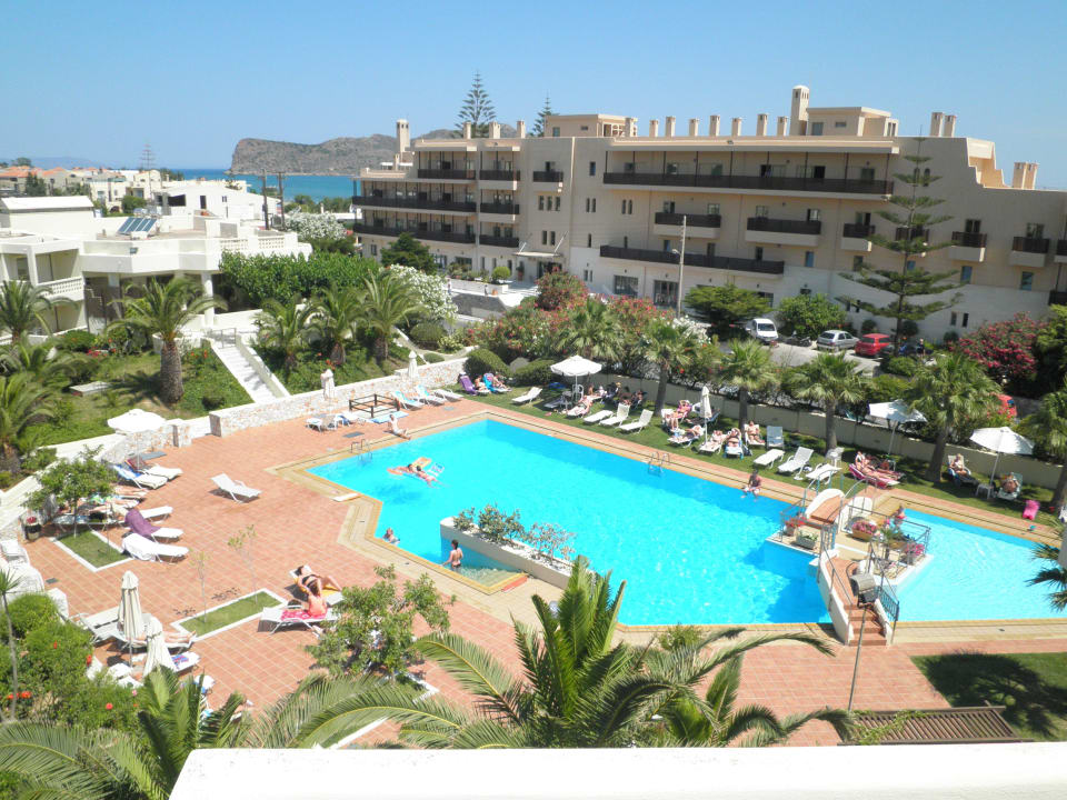 Widok na basen hotelowy Giannoulis Santa Marina Beach