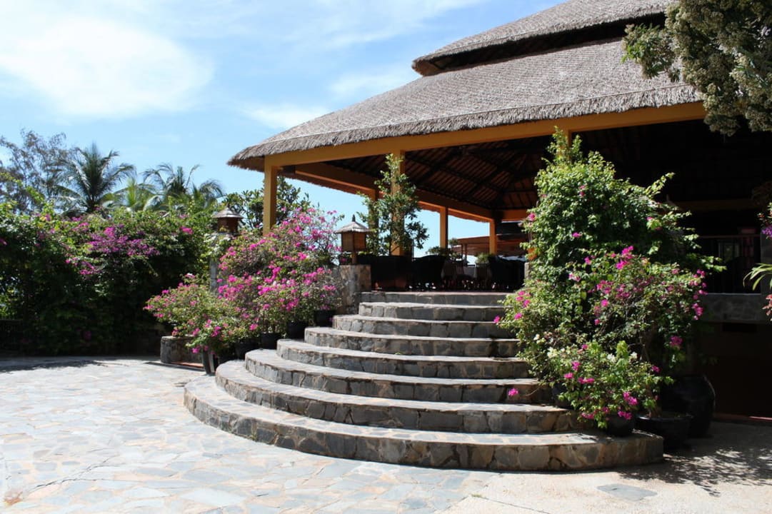 Treppe zur Bar und zum Restaurant Victoria Phan Thiet Beach Resort & Spa