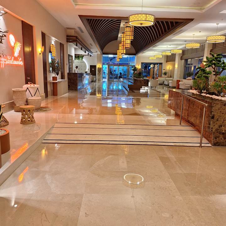 Lobby Side Aluna Hotel