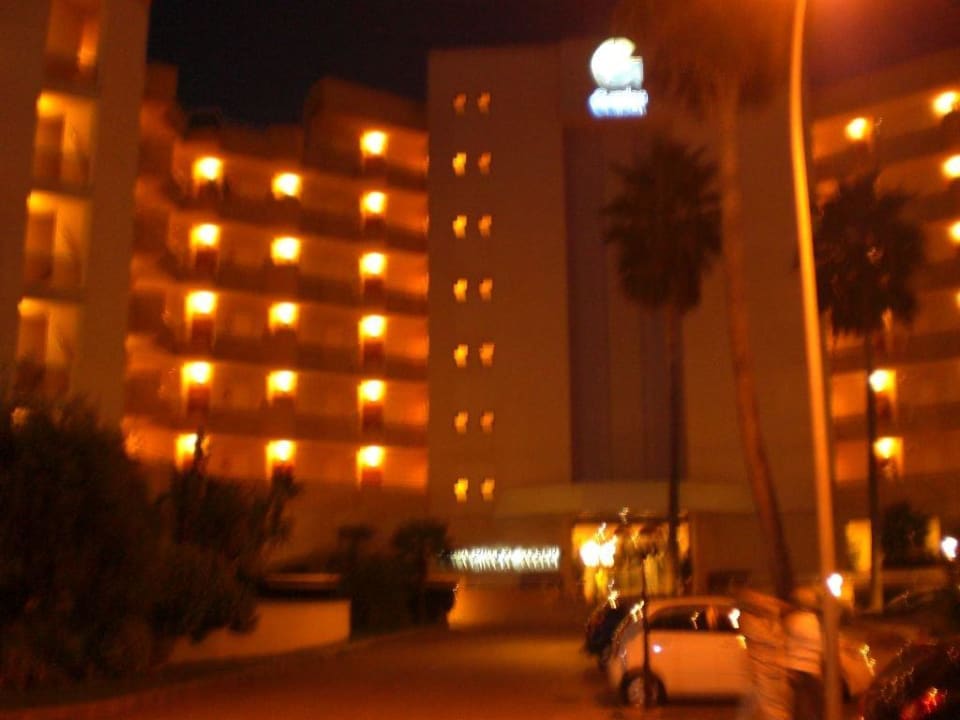 Haupteingang bei Dunkelheit Hotel Cala Millor Garden - Adults only