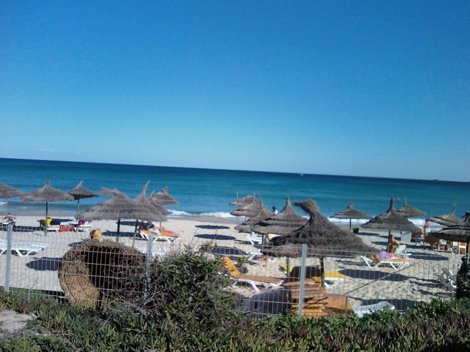 Blick von einer Düne über den Strand El Ksar Resort & Thalasso