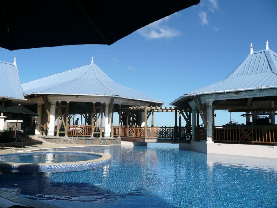 Blick vom Pool auf Bar und Restaurant Pearle Beach Resort & Spa