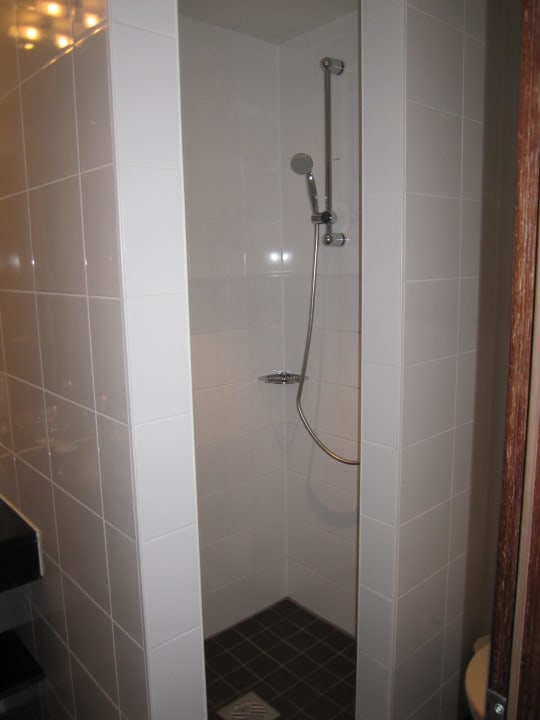 Dusche im Bad Schiller 5 Hotel