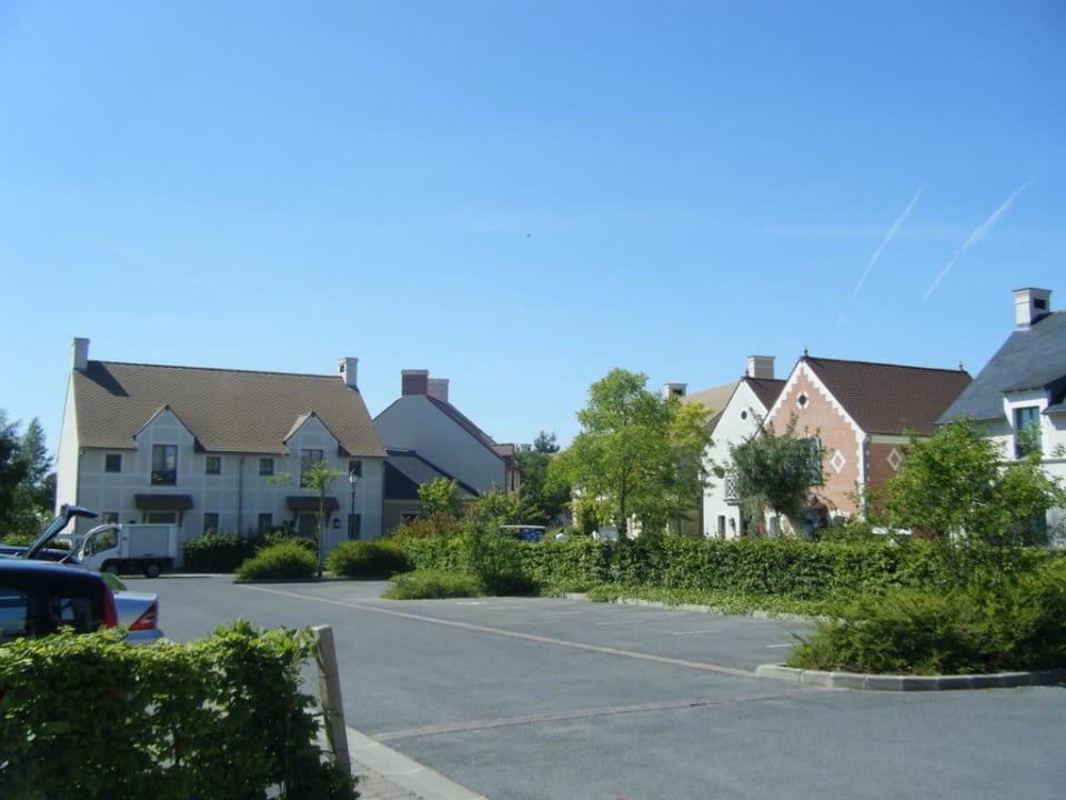 Widok z ulicy Hotel Marriott Village d'Ile-de-France