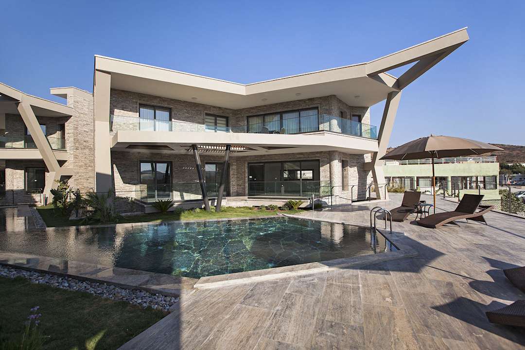 Garden & Natural stone coated swimming pools   RetrON Residence