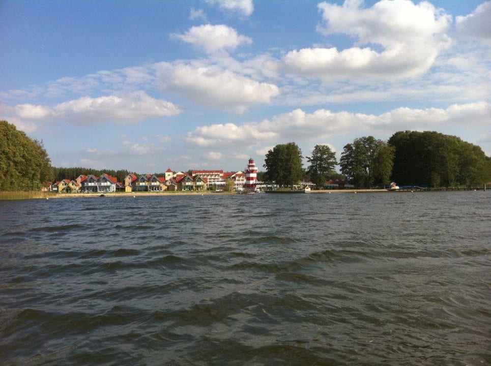 Das Hotel vom Wasser aus Precise Resort Hafendorf Rheinsberg