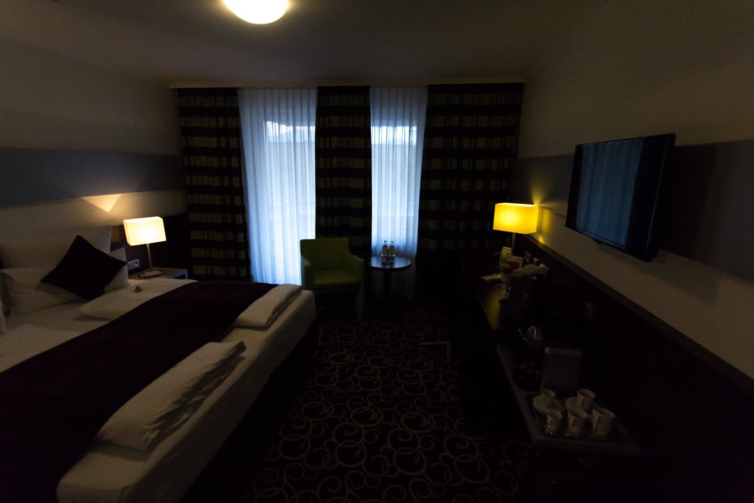 Business-Zimmer mit Schreibtisch und TV Hotel Metropol by Maier Privathotels