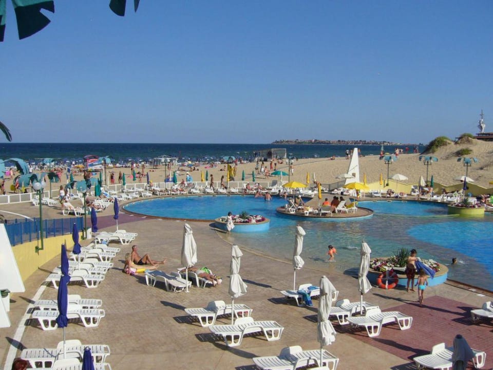 Poollandschaft mit Strand im Hintergrund Burgas Beach Hotel