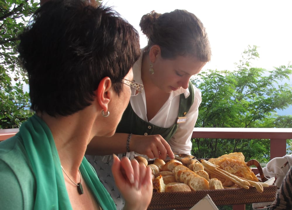 Anna serviert gekonnt... da fällt die Wahl schwer Hotel Castel Fragsburg