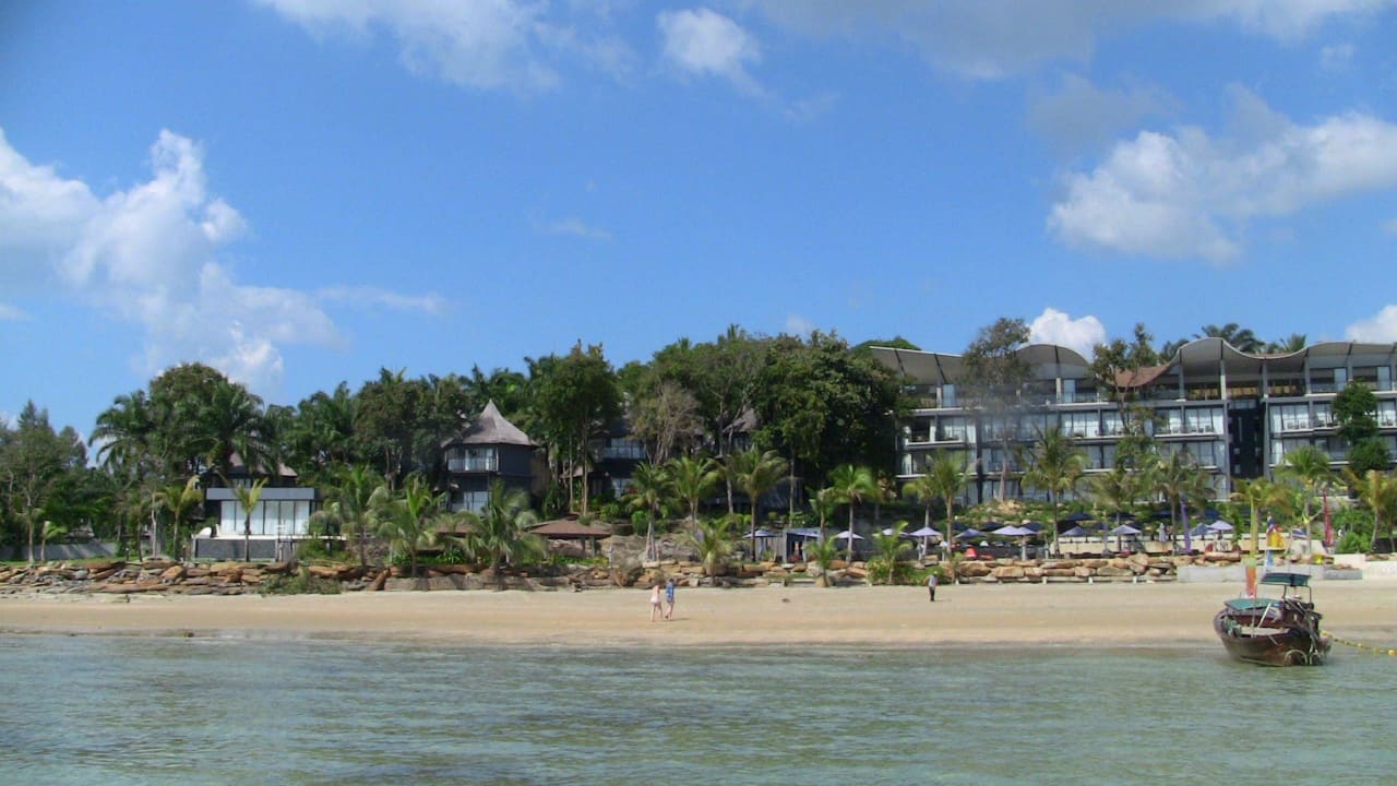 Blick vom Meer auf das Hotel Beyond Krabi