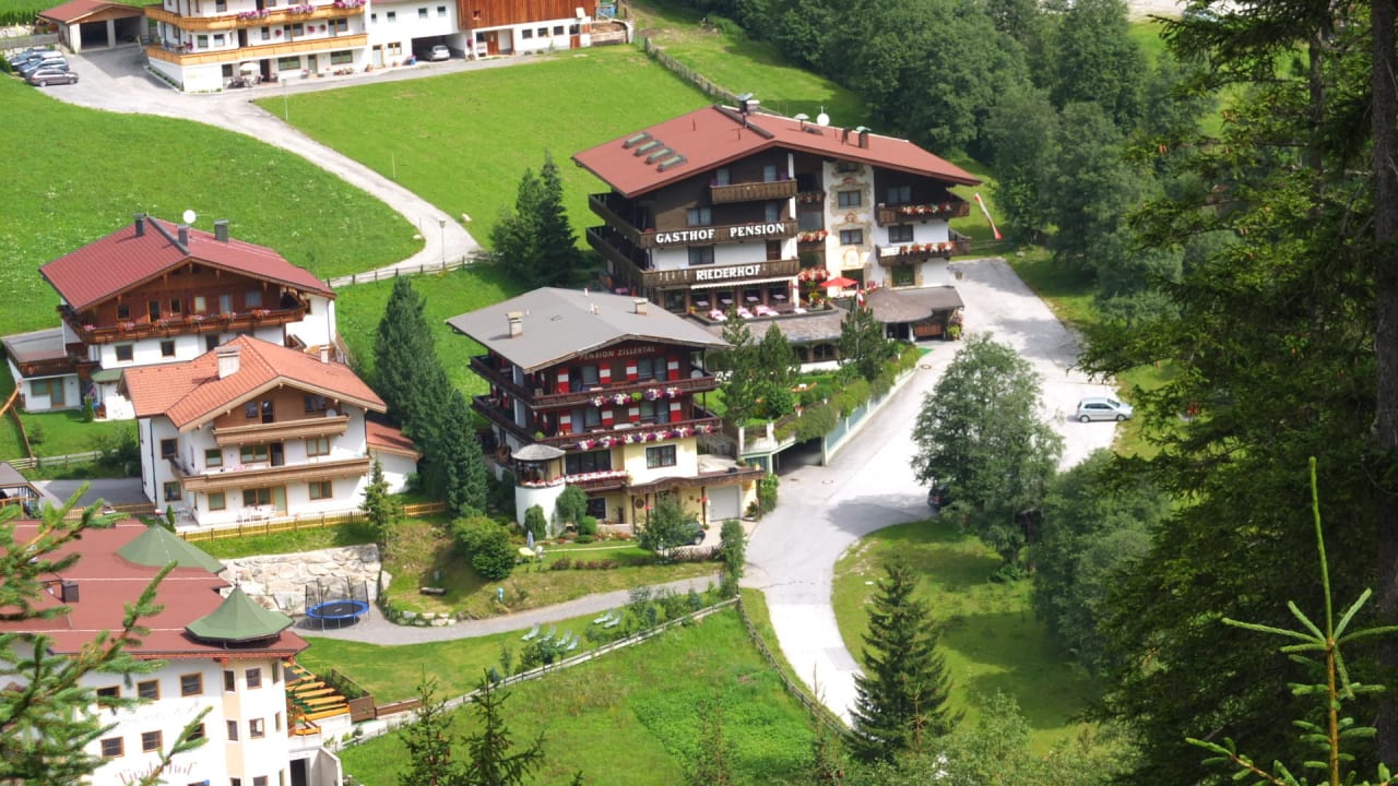 Riederhof vom Wamderweg aus Gasthof Pension Riederhof