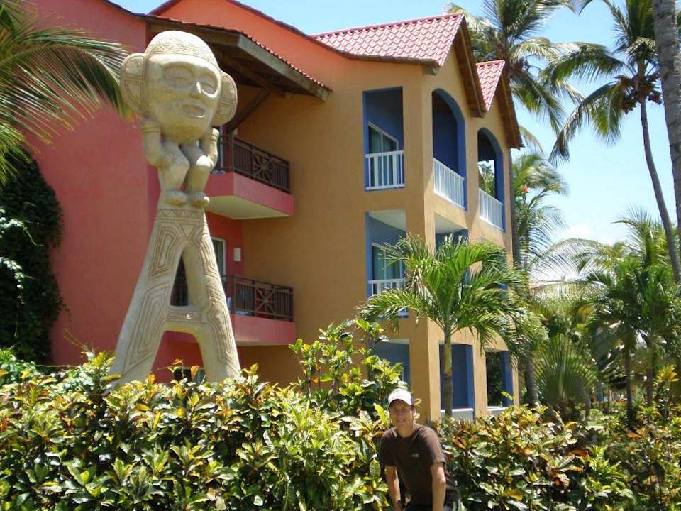 Gartenanlage mit Tainofigur Punta Cana Princess All Suites Resort & Spa