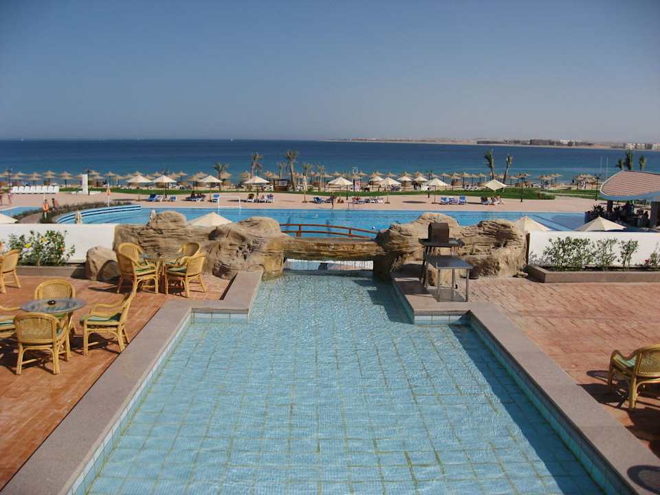 Blick von der Shisha Bar über den Pool zum Strand Old Palace Resort Sahl Hasheesh