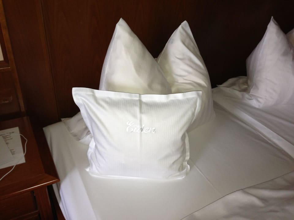 Liebevoll gemachtes Bett Romantik Hotel Jagdhaus Eiden am See