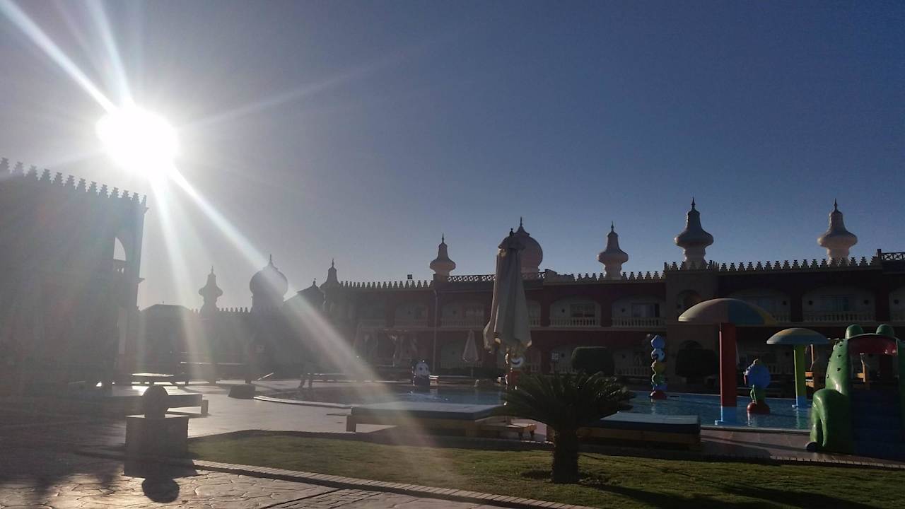 Noch keiner wach Pickalbatros Alf Leila Wa Leila Resort - Neverland Hurghada