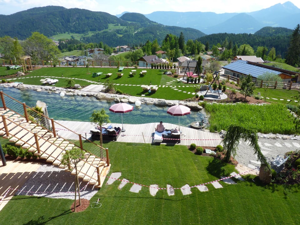 Garten mit Naturschwimmteich Hotel Chalet Mirabell