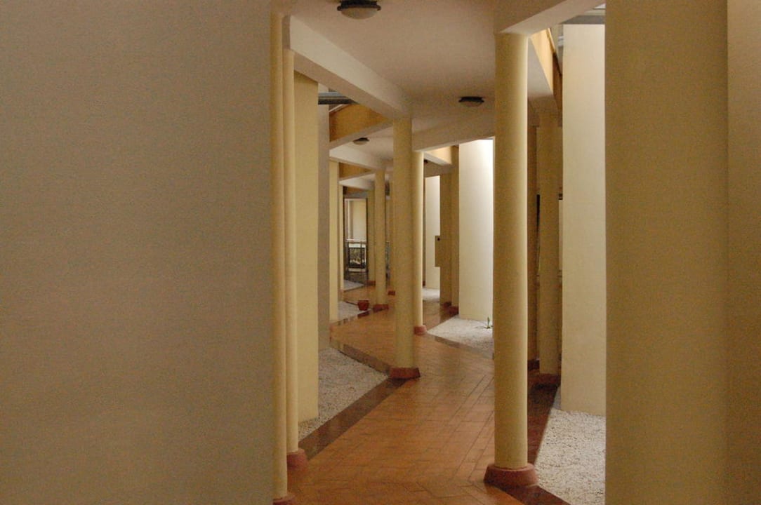 Flur zum Zimmer Le Jardin Resort