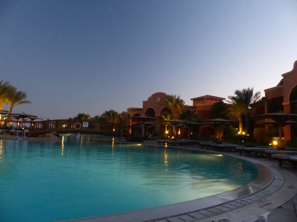 Pool bei Sonnenuntergang Charmillion Gardens Aquapark