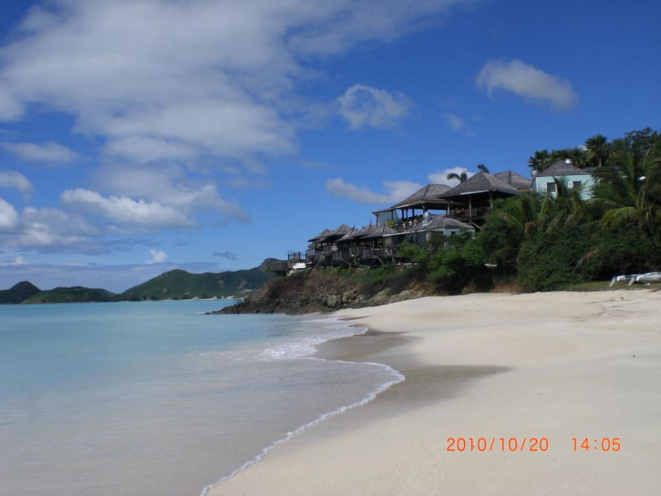 Blick vom Strand zum Restaurant Cocobay Resort Antigua - Adults only
