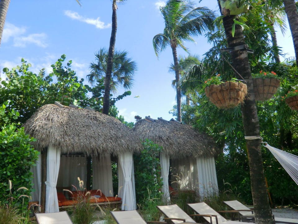 Ruhemöglichkeiten im Garten The Palms Hotel & Spa